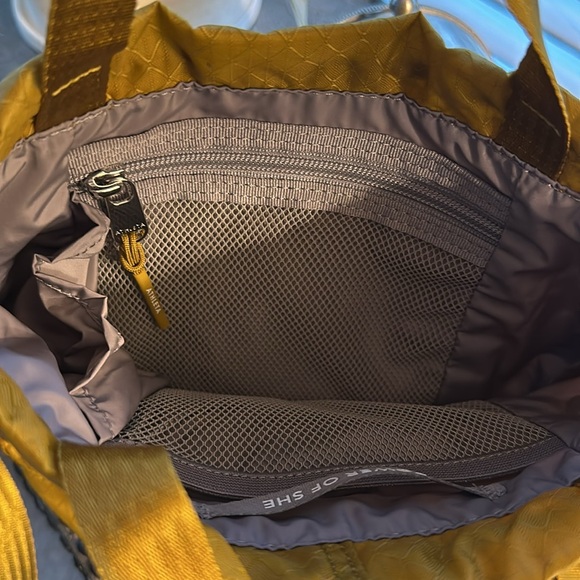 Athleta Excursion bucket bag - Picture 2 of 3